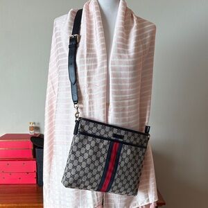 Gucci GG Supreme Sherry Line Messenger Bag